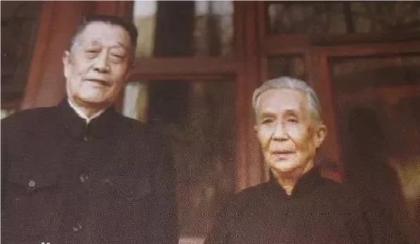 曹秀清（左）和杜聿明  晚年