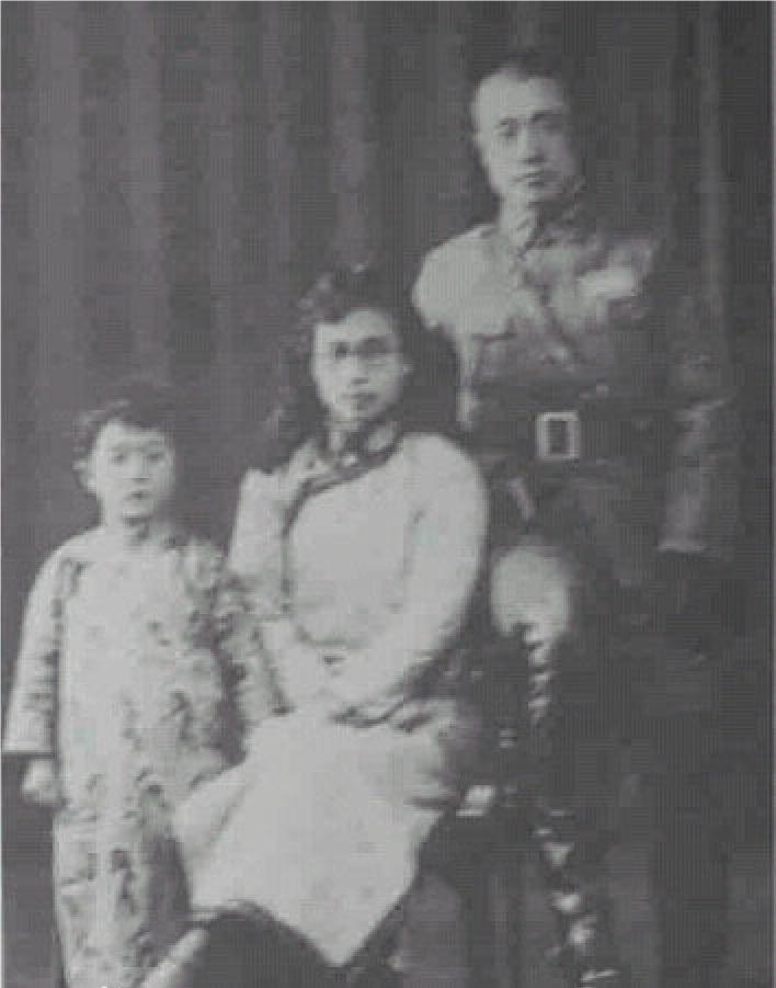 杜聿明及其夫人曹秀清（中）、女儿杜维礼1932年在上海的留影